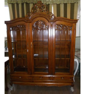 MK-CAB02/DISP. Henry display cabinet. Витрина трехдверная (массив красного дерева), цвет: NBA Pecan (итальянский орех)